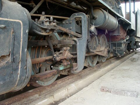 Detalhe do acionamento das rodas de uma antiga locomotiva